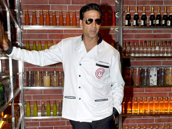 akshay kumar on the set of amul master chef india 11