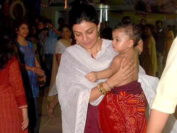 sushmita sen with her adopted daughter alisah attends a durga puja event 6