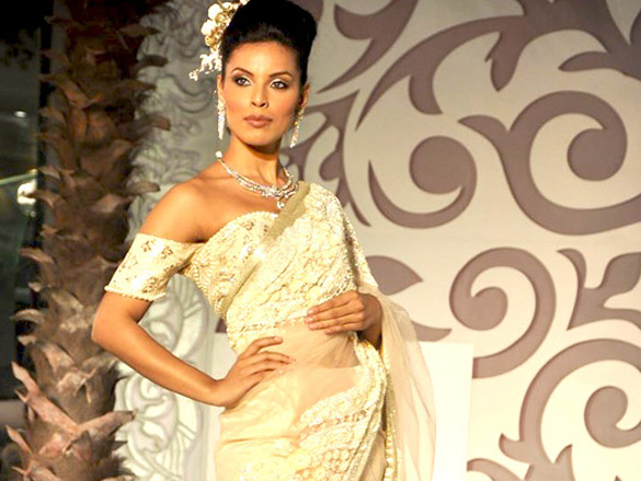 zeenat aman walks for riyaz gangji at aamby valley city india bridal week 2010 8