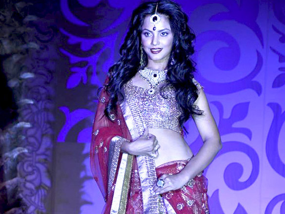 neetu chandra walks for ashima leena at aamby valley city india bridal week 2010 5