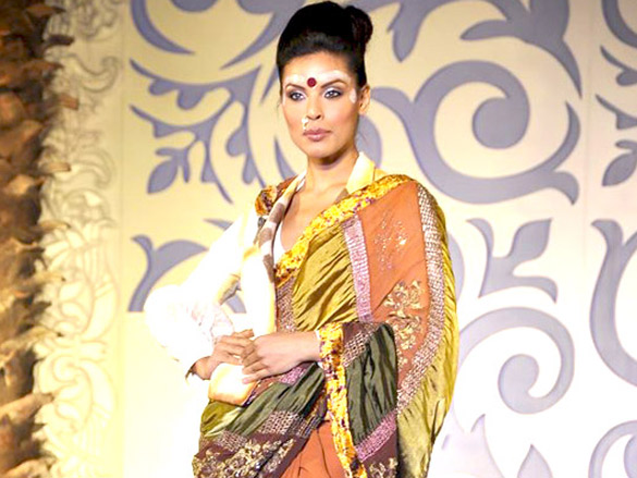nargis walks for abhishek dutta at aamby valley city india bridal week 2010 9