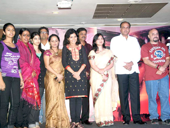 ashutosh gowariker and shaan at the launch of marathi film sumbarans music 4