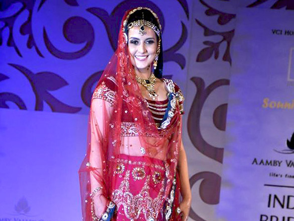 tulip joshi and kashmira shah walk for jaya misra at aamby valley city india bridal week 2010 3