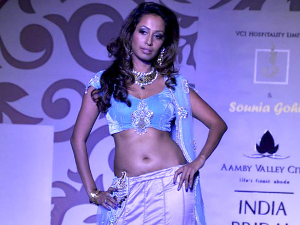 tulip joshi and kashmira shah walk for jaya misra at aamby valley city india bridal week 2010 5
