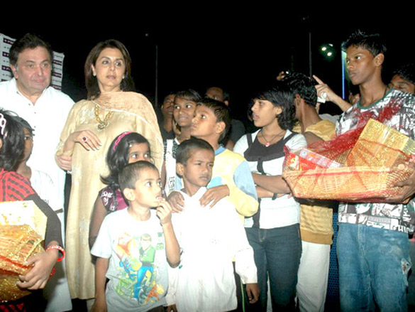 rishi kapoor and neetu singh celebrate diwali with kids at fame cinemas 9