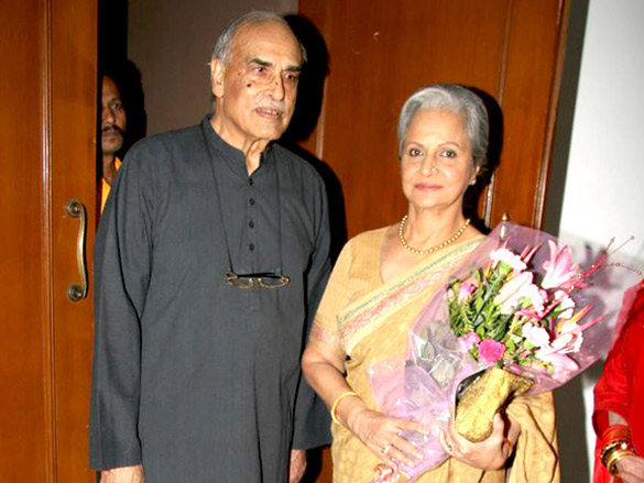 waheeda rehman felicitates anup jalota 12