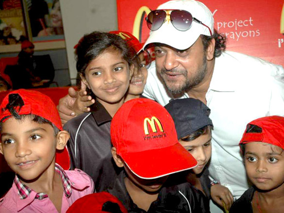 arjun rampal celebrates childrens day with kids at mcdonalds 9