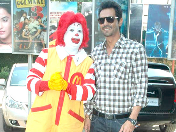 arjun rampal celebrates childrens day with kids at mcdonalds 12