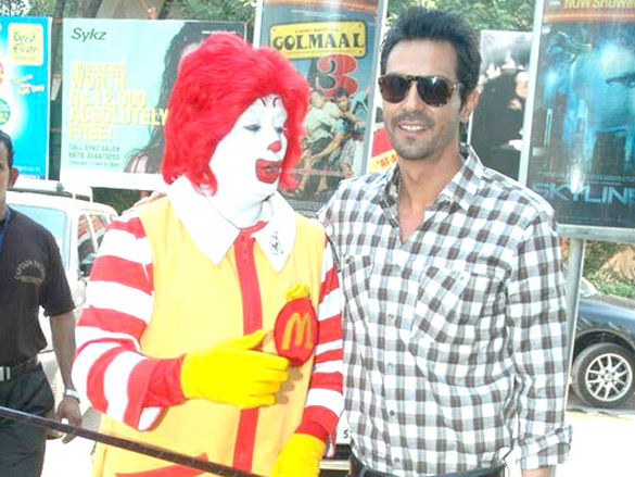 arjun rampal celebrates childrens day with kids at mcdonalds 13