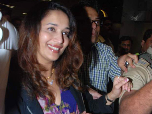 madhuri dixit arrives in mumbai 7