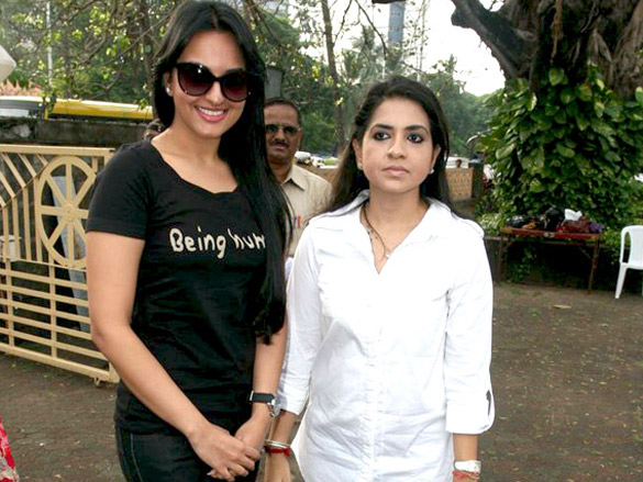 abhishek and sonakshi pay tribute to 2611 martyrs 6