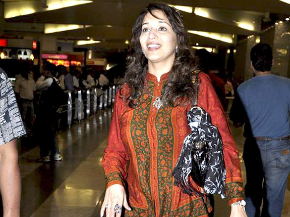 madhuri dixit spotted at mumbai airport 3