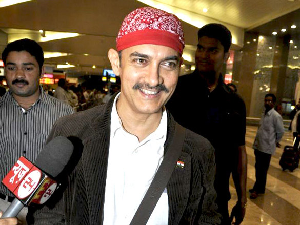 aamir khan snapped with his new hair style and moustache 9
