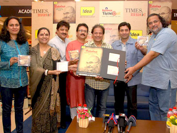 anup jalota and udit narayan at the launch of mahatma cd 3