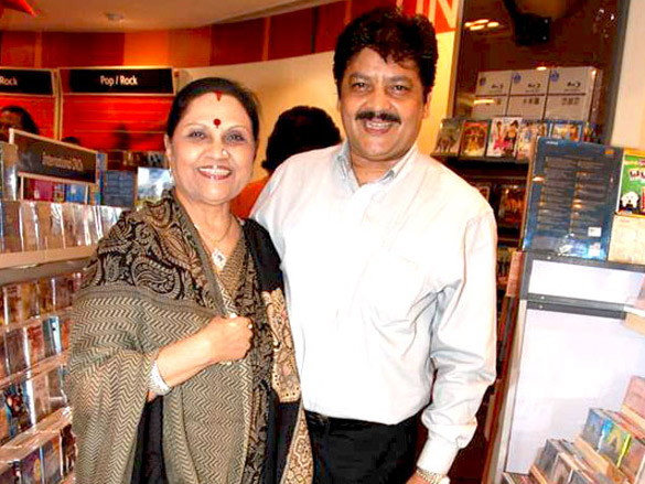 anup jalota and udit narayan at the launch of mahatma cd 8