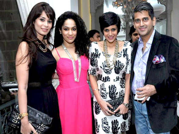jacqueline fernandez and mandira bedi at jimmy choo bash 4
