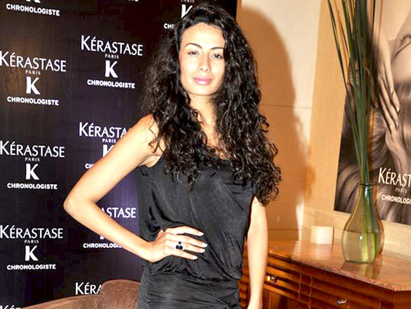 ira dubey and pia trivedi at kerastase chronologiste launch 6