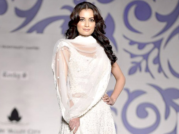 dia mirza walks for rocky s at aamby valley india bridal week 2010 4