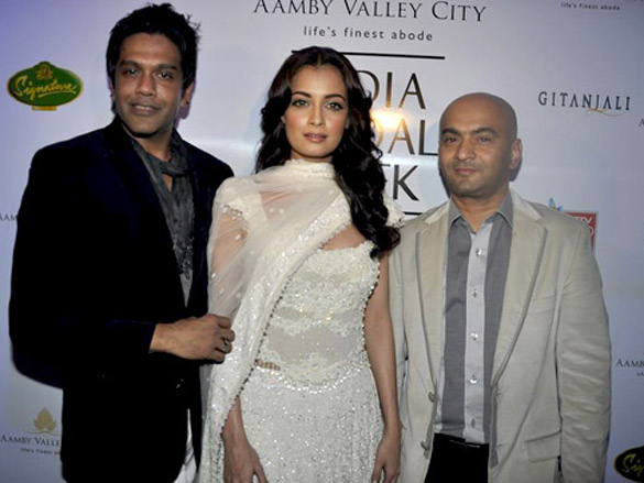 dia mirza walks for rocky s at aamby valley india bridal week 2010 8