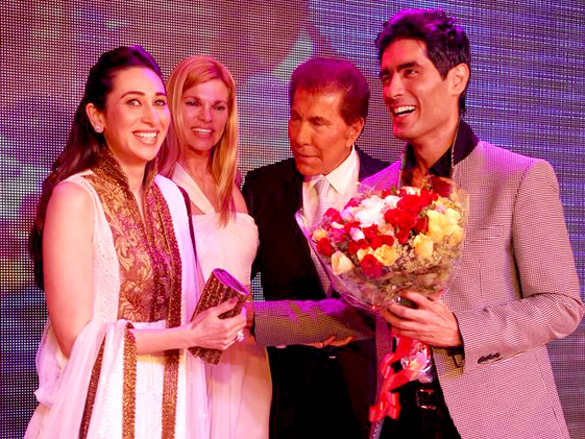 karisma and zeenat aman at manish malhotras fashion show 5