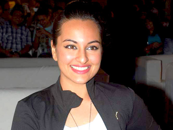 sonakshi sinha attends mmk college fest akarshan 7