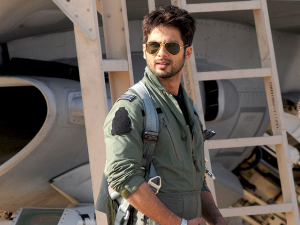 on the sets of mausam 20