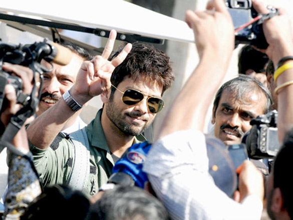 on the sets of mausam 22