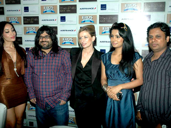 tusshar geeta and sofia hayat at anabelle varmas single tumko dekha launch 6