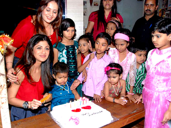 shilpa shetty at iosis event with underprivileged children 2