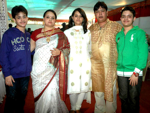 anurag basu shaan pritam and bappi perform saraswati pooja 10