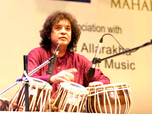 sonali bendre and gayatri oberoi at zakir hussains concert 3