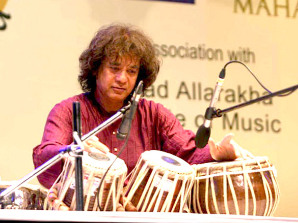 sonali bendre and gayatri oberoi at zakir hussains concert 5