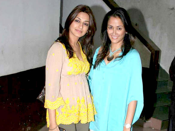 sonali bendre and gayatri oberoi at zakir hussains concert 7