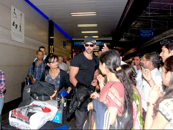 hrithik roshan leaves for star parivaar awards 2011 in venetian macau 2