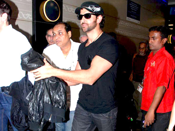 hrithik roshan leaves for star parivaar awards 2011 in venetian macau 6