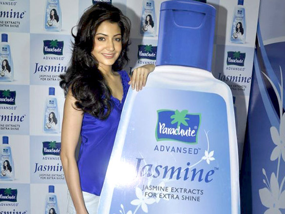 anushka sharma launches parachute jasmine coconut hair oil 3