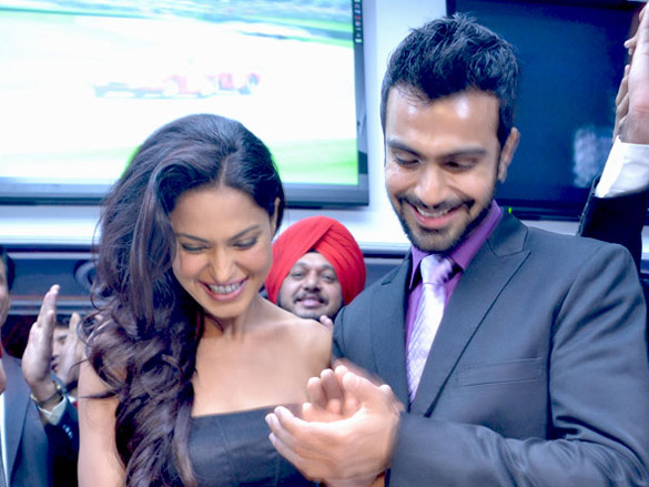 veena malik celebrates her birthday with ashmit patel 2