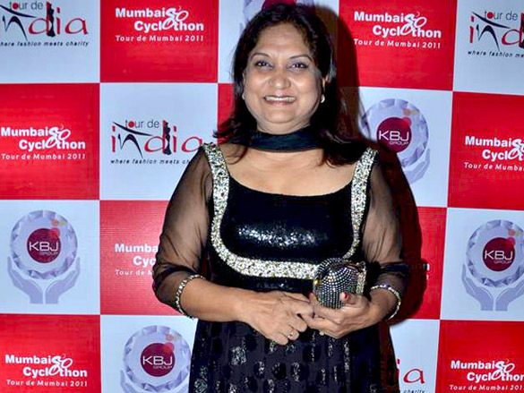 sayali and urvashi at gitanjali tour de india fashion show 12