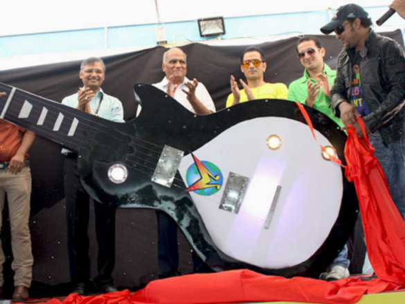 sajid wajid unveil a 15ft guitar to be presented to bryan adams 3