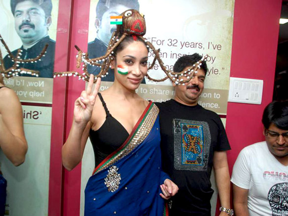 sofia hayat gets her bare back painted 2
