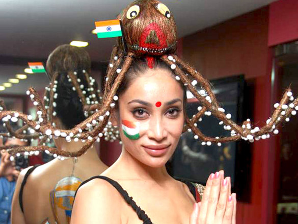 sofia hayat gets her bare back painted 8