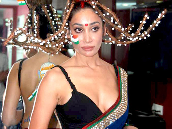 sofia hayat gets her bare back painted 9