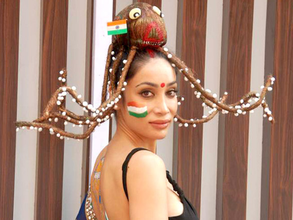 sofia hayat gets her bare back painted 11