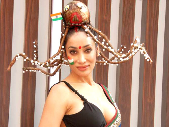 sofia hayat gets her bare back painted 12