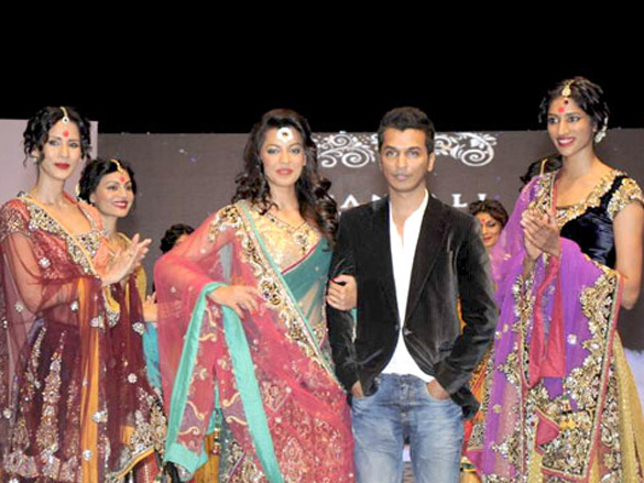 mugdha godse walks the ramp for vikram phadnis at hdil invitation cup awards 2
