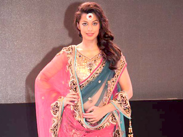 mugdha godse walks the ramp for vikram phadnis at hdil invitation cup awards 7