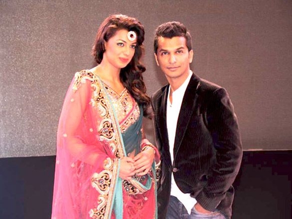 mugdha godse walks the ramp for vikram phadnis at hdil invitation cup awards 8