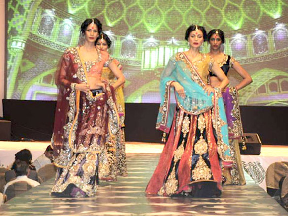 mugdha godse walks the ramp for vikram phadnis at hdil invitation cup awards 13