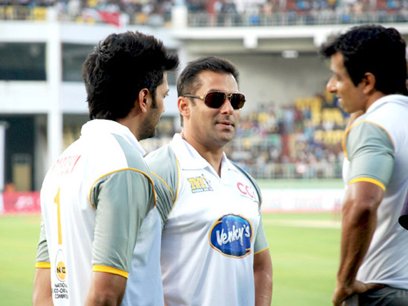 salman khan and genelia dsouza at ccl vizag cricket match 2