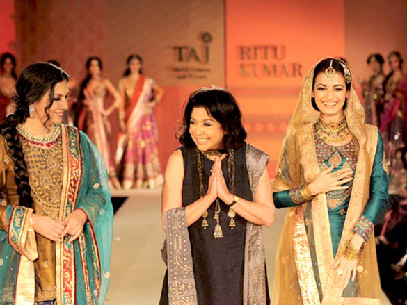 lara dutta dia mandira and shabana at ritu kumar show 3